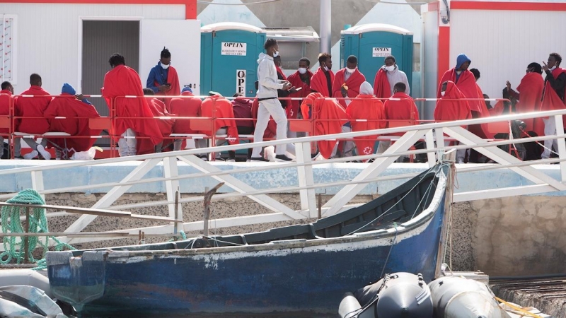 Foto de archivo. Varios migrantes descansan a su llegada al puerto de Gran Tarajal (Fuerteventura).