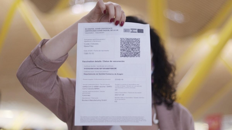 Una mujer muestra el 'certificado covid digital' de la Unión Europea, durante el día en el que se pone en marcha para garantizar la movilidad segura ante el covid, a 1 de julio de 2021, en Madrid.