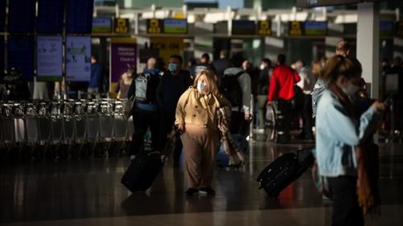 Varios pasajeros con maletas en el aeropuerto de El Prat, a 19 de noviembre de 2021, en Barcelona, Catalunya.