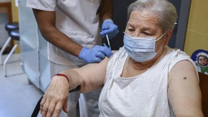 Una mujer recibe una dosis de la vacuna contra la gripe, en el Centro de Salud Plaza Segovia, a 27 de octubre de 2021, en València.