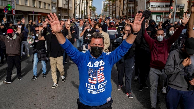 Los trabajadores del sector del metal se manifiestan por las calles de Cádiz durante la séptima jornada de huelga. EFE/Román Ríos.