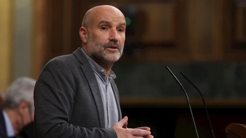 22/11/2021.- El diputado del Bloque Nacionalista Galego (BNG), Néstor Rego, interviene en la sesión plenaria del Congreso de los Diputados celebrada este lunes en Madrid. EFE/ Kiko Huesca