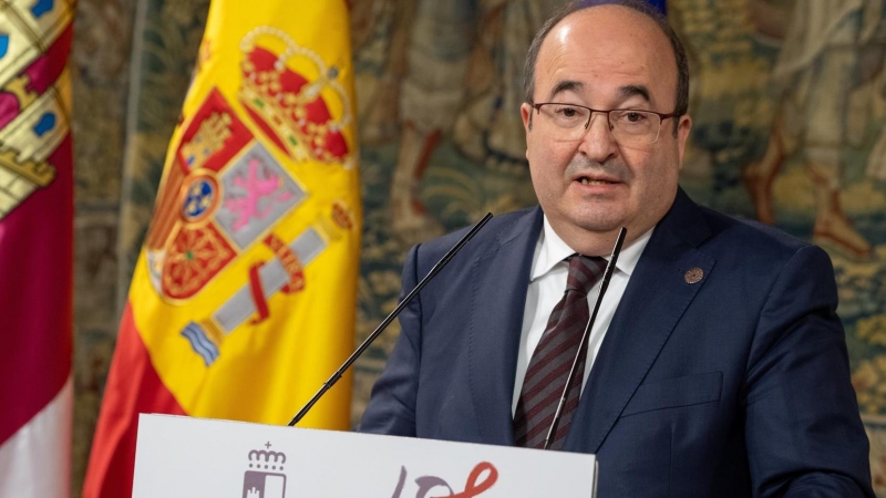 El ministro de Cultura y Deporte, Miquel Iceta, durante la comparecencia posterior a la reunión mantenida con el presidente de Castilla-La Mancha, Emiliano García-Page, en el Palacio de Fuensalida.
