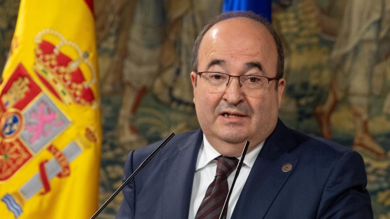 El ministro de Cultura y Deporte, Miquel Iceta, durante la comparecencia posterior a la reunión mantenida con el presidente de Castilla-La Mancha, Emiliano García-Page, en el Palacio de Fuensalida.