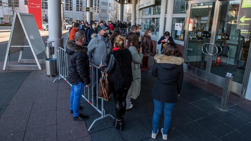 Personas esperan en la fila para vacunarse en un centro de vacunación en el recinto ferial de Frankfurt, Alemania, el 23 de noviembre de 2021.