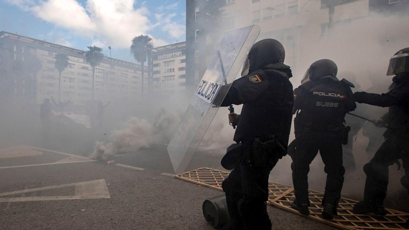 23/11/2021.- Agentes de la Policía Nacional cargan contra los trabajadores del metal que se manifiestan en Cádiz este martes 23 de noviembre de 2021.