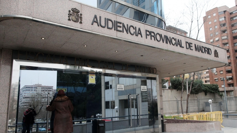 Una mujer entra en el edificio de la Audiencia Provincial de Madrid