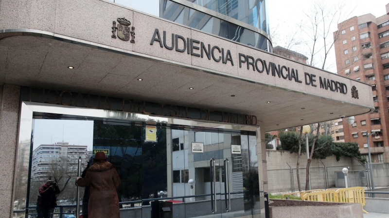 Una mujer entra en el edificio de la Audiencia Provincial de Madrid