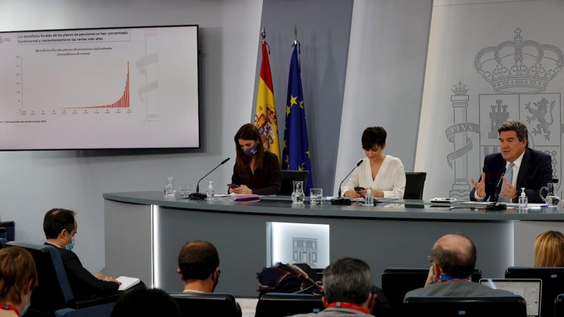 La ministra de Política Territorial y portavoz del Gobierno, Isabel Rodríguez (c), con la ministra de Igualdad, Irene Montero, y el de Inclusión, Seguridad Social y Migraciones, José Luis Escrivá, en la rueda de prensa posterior al Consejo de Ministros, e