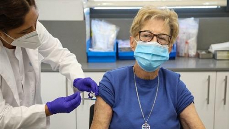 Una persona mayor se vacuna contra la gripe en el centro de Salud Baviera, a 25 de octubre de 2021, en Madrid