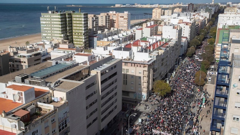 Los trabajadores del sector del metal se manifiestan por las calles de Cádiz durante la octava jornada de huelga.