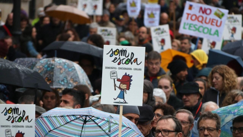 Imatge d'arxiu d'un rètol exhibit en una manifestació en defensa de la immersió lingüística en català a l'escola.