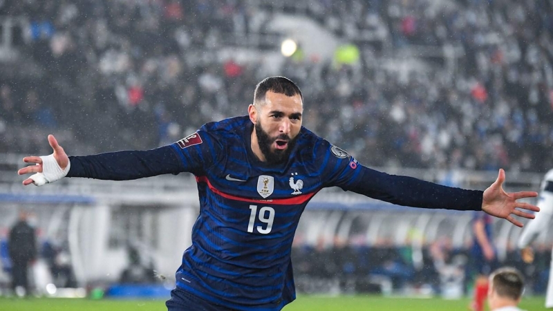 Fotografía de archivo que muestra al delantero francés Karim Benzema durante la celebración de un gol.