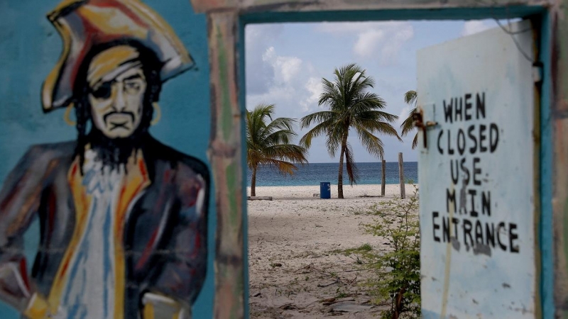 Un dibujo de un pirata junto a una puerta que da acceso a la playa en Bridgetown (Barbados). AFP/Getty Images/Joe Raedle