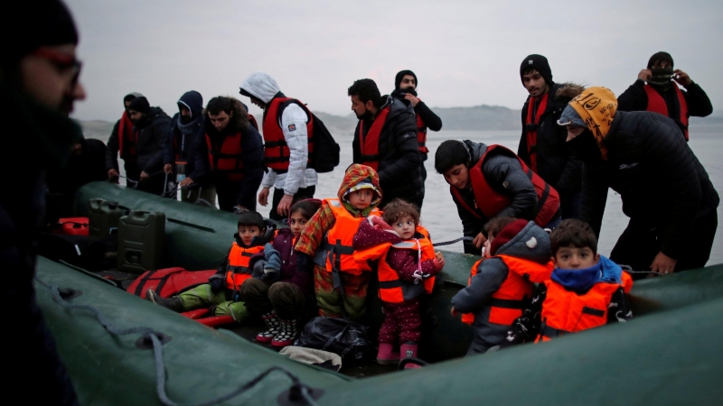 24/11/2021Un grupo de más de 40 migrantes con niños se suben a un bote inflable, al salir de la costa del norte de Francia para cruzar el Canal de la Mancha.