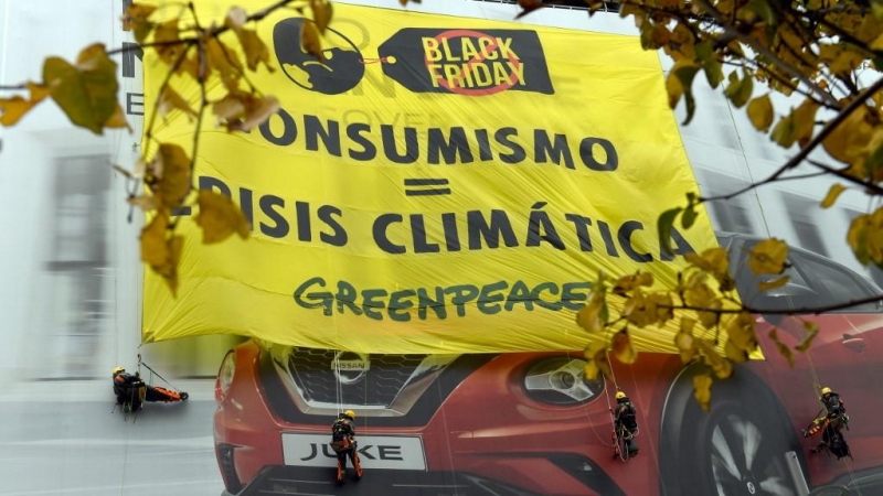 'Consumismo=crisis climática', reza una pancarta contra el Black Friday desplegada por Greenpeace en 2019 en la Gran Vía de Madrid.