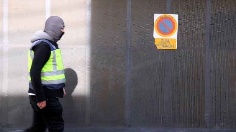 Un agent de la Policia Nacional durant l'escorcoll a un pis del carrer Lepant a Sabadell, en un operatiu amb diverses entrades al Vallès Occidental, el 2 de novembre del 2021.