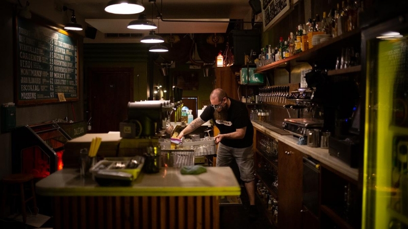 Un camarero en el interior de un bar en una calle céntrica de Barcelona, a 14 de octubre de 2021, en Barcelona, Catalunya.