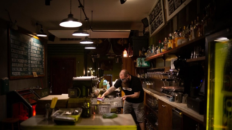 Un camarero en el interior de un bar en una calle céntrica de Barcelona, a 14 de octubre de 2021, en Barcelona, Catalunya.