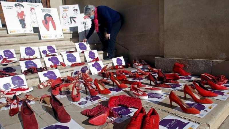 Intervención de la artista creativa Diana Raznovich en la Subdelegación del Gobierno en Alicante en el acto conmemorativo del 25N Día Internacional de la Eliminación de la Violencia contra la Mujer.EFE/Morell