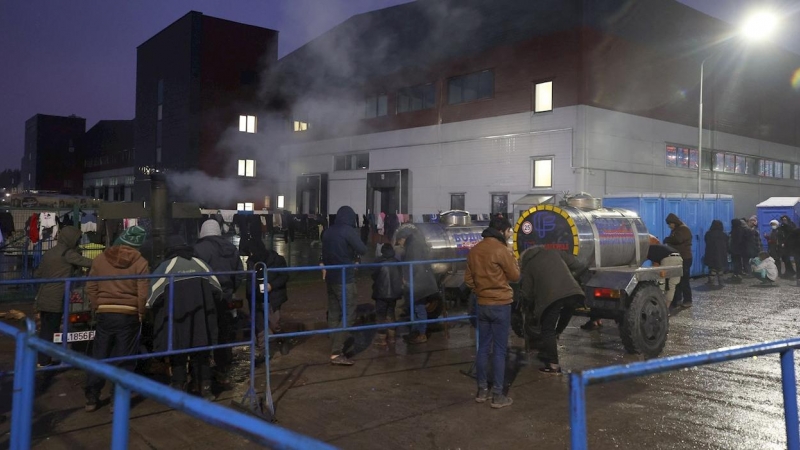 Una foto de personas reunidas fuera del centro de transporte y logística cerca del puesto de control de Bruzgi en la frontera entre Belarús y Polonia, en la región de Grodno, Bielorrusia, el 25 de noviembre de 2021.