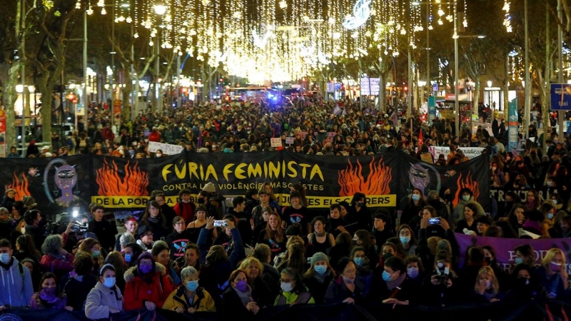 5/11/2021.- Un momento de la manifestación feminista con motivo del 25N, Día Internacional para la Eliminación de la Violencia contra la Mujer, bajo el lema 'Furia feminista contra las violencias machistas', este 25N en Barcelona.