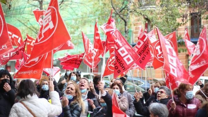 Trabajadoras de limpieza de los hospitales protestan frente a la Consejería de Sanidad de la Comunidad de Madrid.