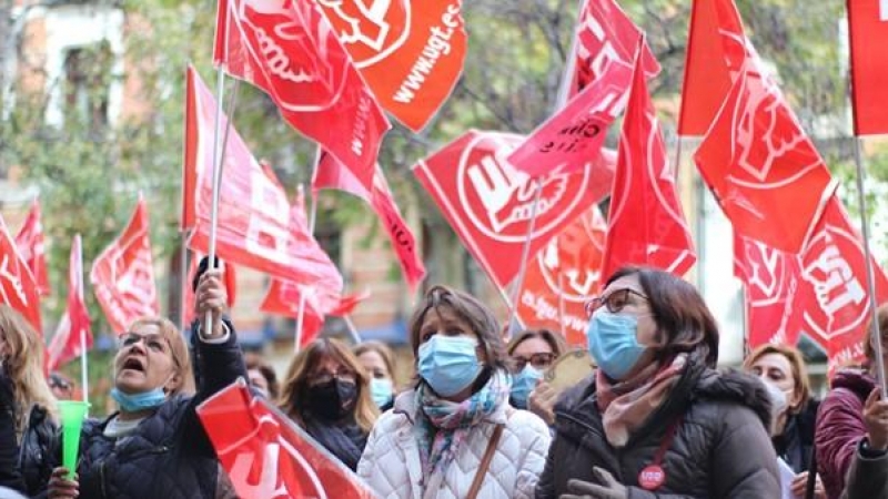 Trabajadoras de limpieza de los hospitales protestan frente a la Consejería de Sanidad de la Comunidad de Madrid