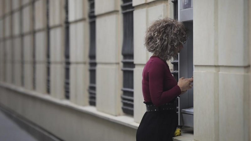 Una mujer en un cajero automático durante el estado de alarma, en Sevilla, a 20 de abril de 2020.