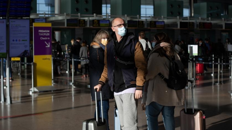 Varios pasajeros con maletas en el aeropuerto de El Prat, a 19 de noviembre de 2021, en Barcelona, Cataluña (España).