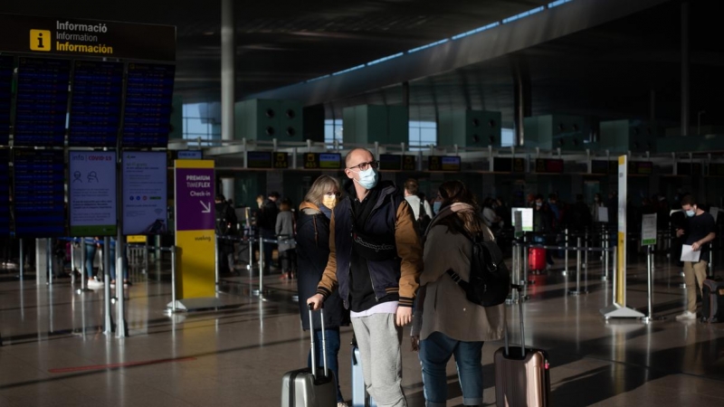 Varios pasajeros con maletas en el aeropuerto de El Prat, a 19 de noviembre de 2021, en Barcelona, Cataluña (España).