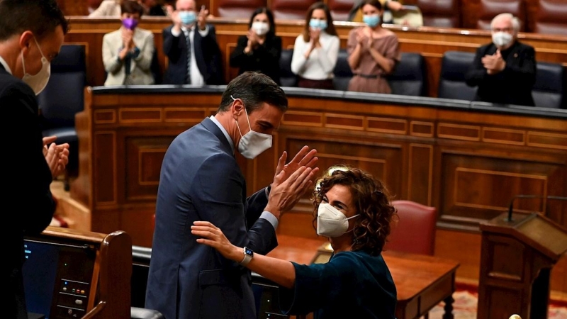 25/11/2021.- El presidente del Gobierno, Pedro Sánchez, saluda a la ministra de Hacienda, María Jesús Montero, durante el pleno celebrado este jueves en el Congreso. El Congreso de los Diputados ha aprobado este jueves el proyecto de Ley de Presupuestos G