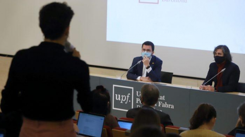 El president de la Generalitat, Pere Aragonès, responent la pregunta d'un dels estudiants.
