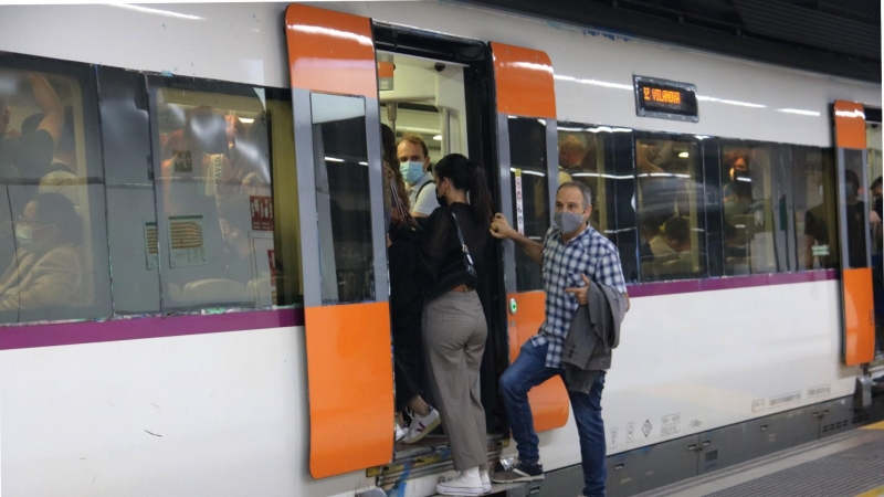 Una imatge d'un tren de Rodalies a l'estació de Sants.