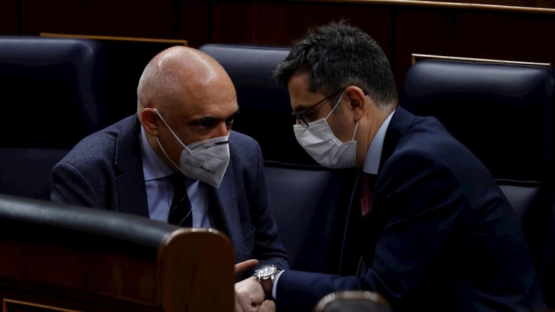 El ministro de la Presidencia, Félix Bolaños, conversa con el diputado del PSOE, Rafael Simancas, en el hemiciclo del Congreso. — Chema Moya / EFE