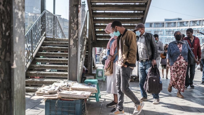 La gente mira la portada de los periódicos locales en un puesto callejero en una zona céntrica de la ciudad de Addis Abeba, Etiopía, el 3 de noviembre de 2021.