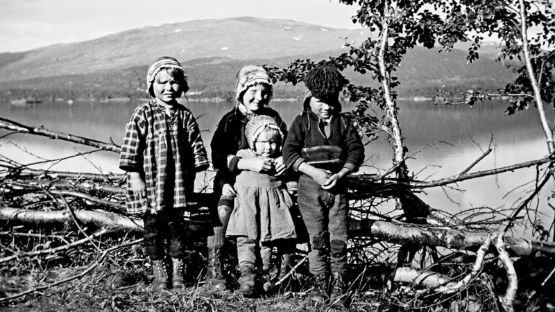26/11/2021 Un grupo de niños y niñas samis posan frente a un bello paisaje