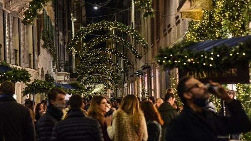La gente asiste a la inauguración del espectáculo de iluminación y adornos navideños en la calle Via Della Spiga, a 23 de noviembre, en Milán, Italia.