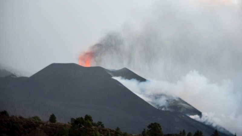 26/11/2021.- Imagen tomada este viernes 26 de noviembre de 2021 del volcán Cumbre Vieja de La Palma que un día mas sigue expulsando lava y cenizas.