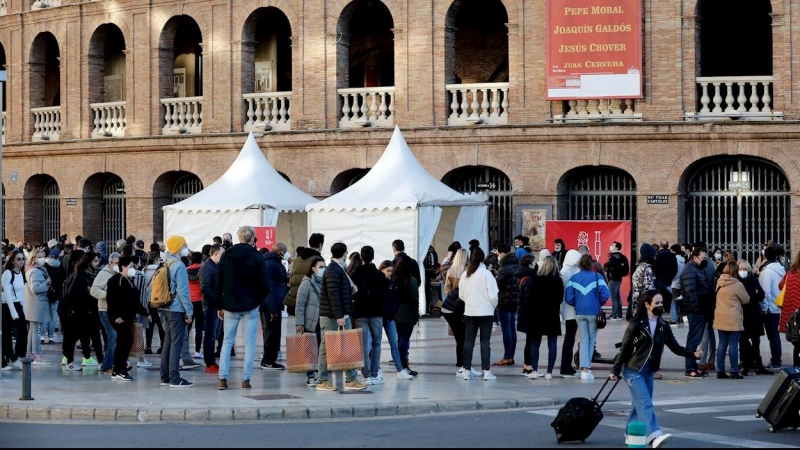 27/11/2021 Cientos de personas se vacunan en puntos móviles puestos por el Black Friday