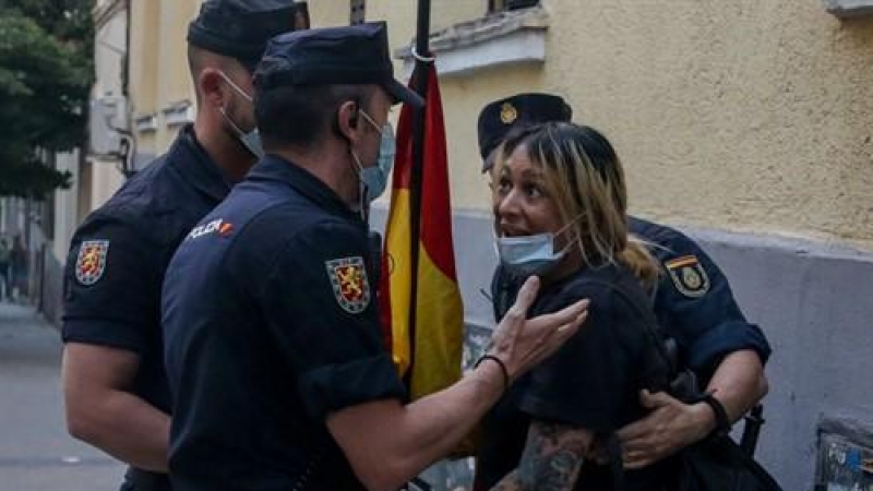 Detención de la líder de Hogar Social Madrid, Melisa Domínguez, durante las protestas contra la gestión del Gobierno ante la pandemia en la sede del PSOE de Ferraz el 22 de mayo de 2020.