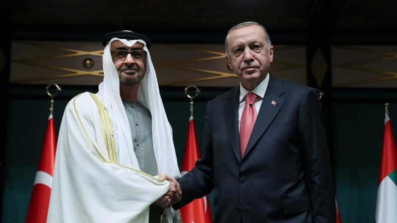 El presidente turco Erdogan se reúne con el príncipe heredero de Abu Dhabi, el jeque Mohammed bin Zayed al-Nahyan.