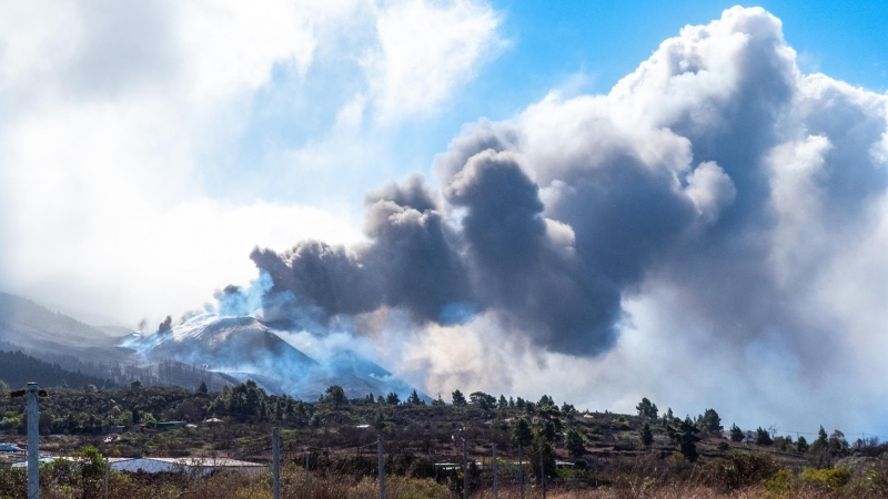 El volcán de Cumbre Vieja ha abierto este domingo nuevos focos de emisión de lava por la zona norte del cono volcánico