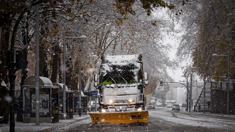 Una máquina quitanieve retira la nieve acumulada en la cuesta de El Labrit de Pamplona donde el temporal de nieve ha llegado de lleno este fin de semana a la capital navarra.