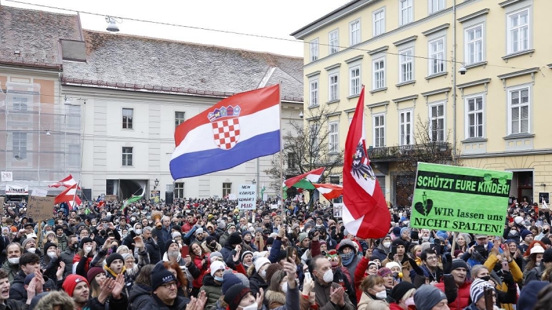 27/11/2021 Cientos de personas se manifiestan en Graz (Austria) contra las medidas del Gobierno para luchar contra la pandemia