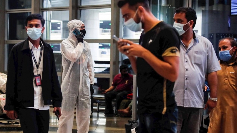 Varios pasajeros en el Aeropuerto Internacional de Kuala Lumpur, en Malasia.