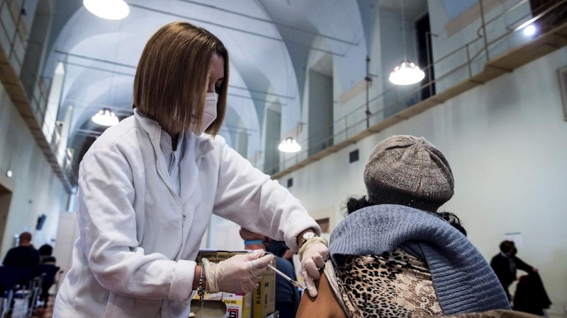 Personal sanitaria inyecta dosis de la vacuna contra la covid en un hospital de Roma.