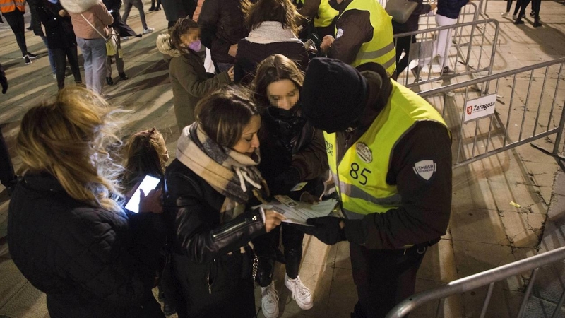 Personal de seguridad comprueba el pasaporte covid de los asistentes al concierto que la cantante Aitana ha ofrecido en el Pabellón Príncipe Felipe de Zaragoza.