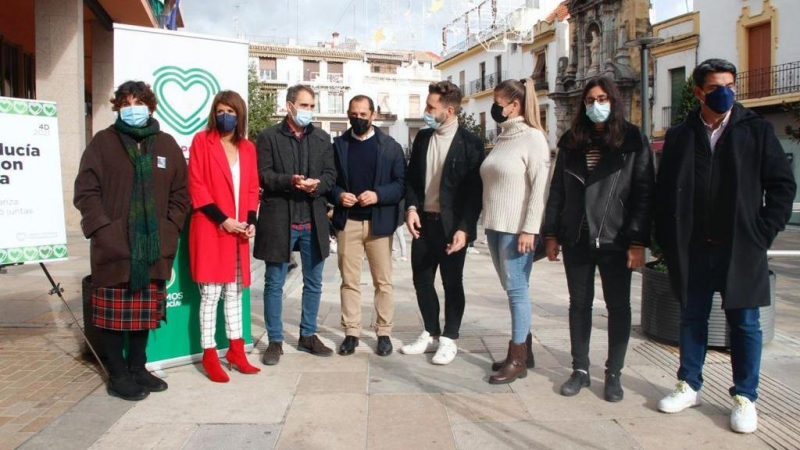 Martina Velarde y Toni Valero, acompañados de miembros de Unidas Podemos, este lunes en Córdoba.