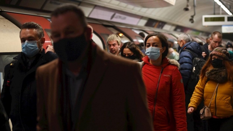 Pasajeros en el Metro de Londres con mascarilla.